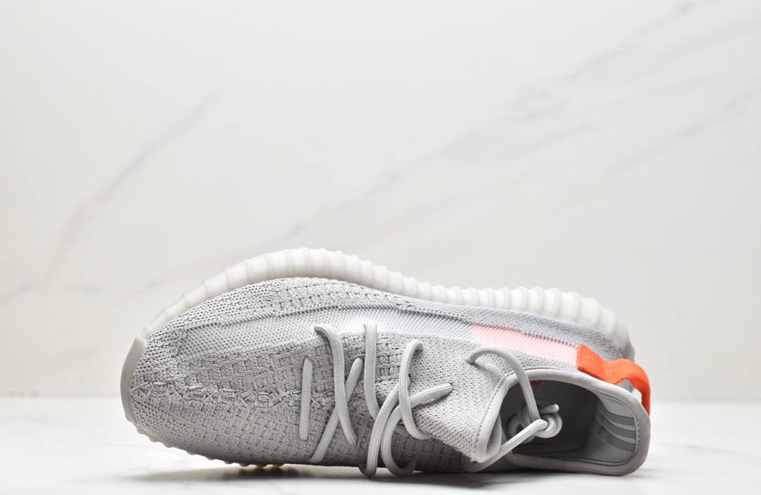 Обувки Yeezy 350 V2 Tail Light