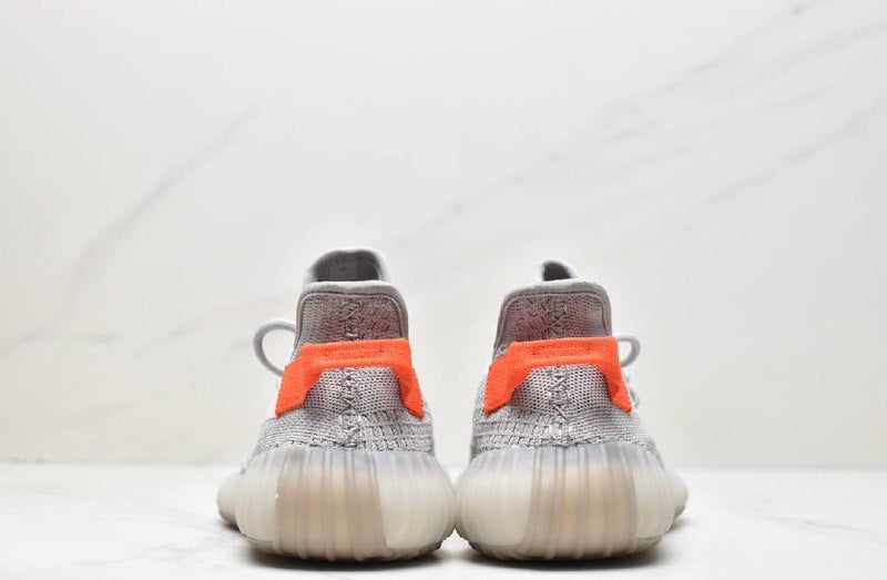 Обувки Yeezy 350 V2 Tail Light