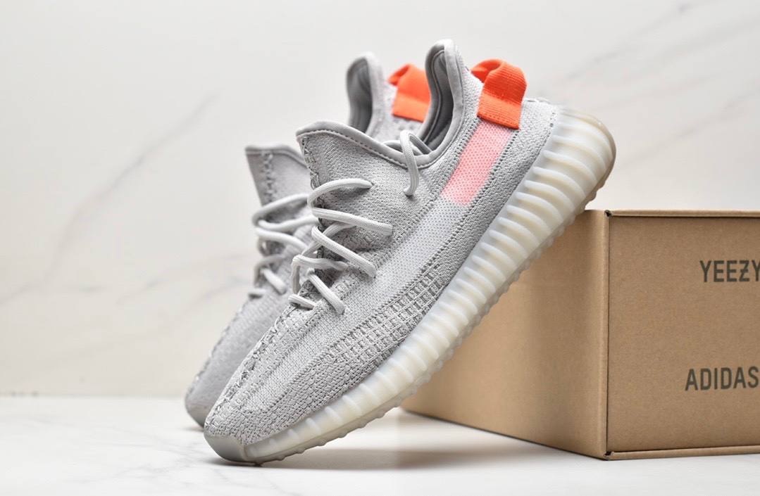 Обувки Yeezy 350 V2 Tail Light