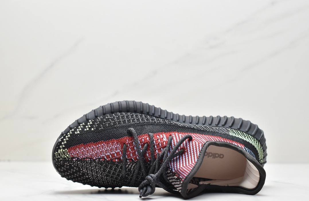 Обувки Yeezy 350 V2 Yecheil
