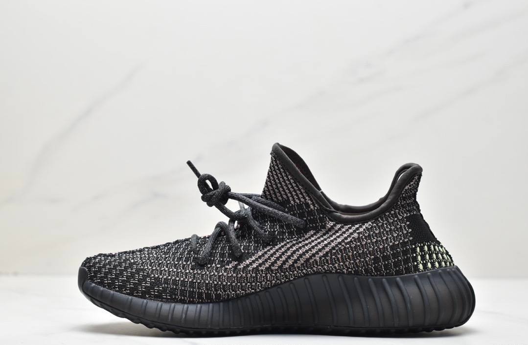 Обувки Yeezy 350 V2 Yecheil