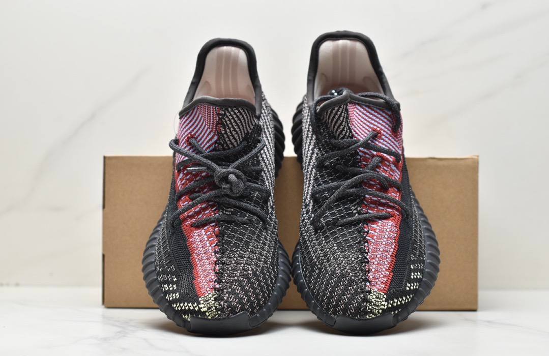 Обувки Yeezy 350 V2 Yecheil